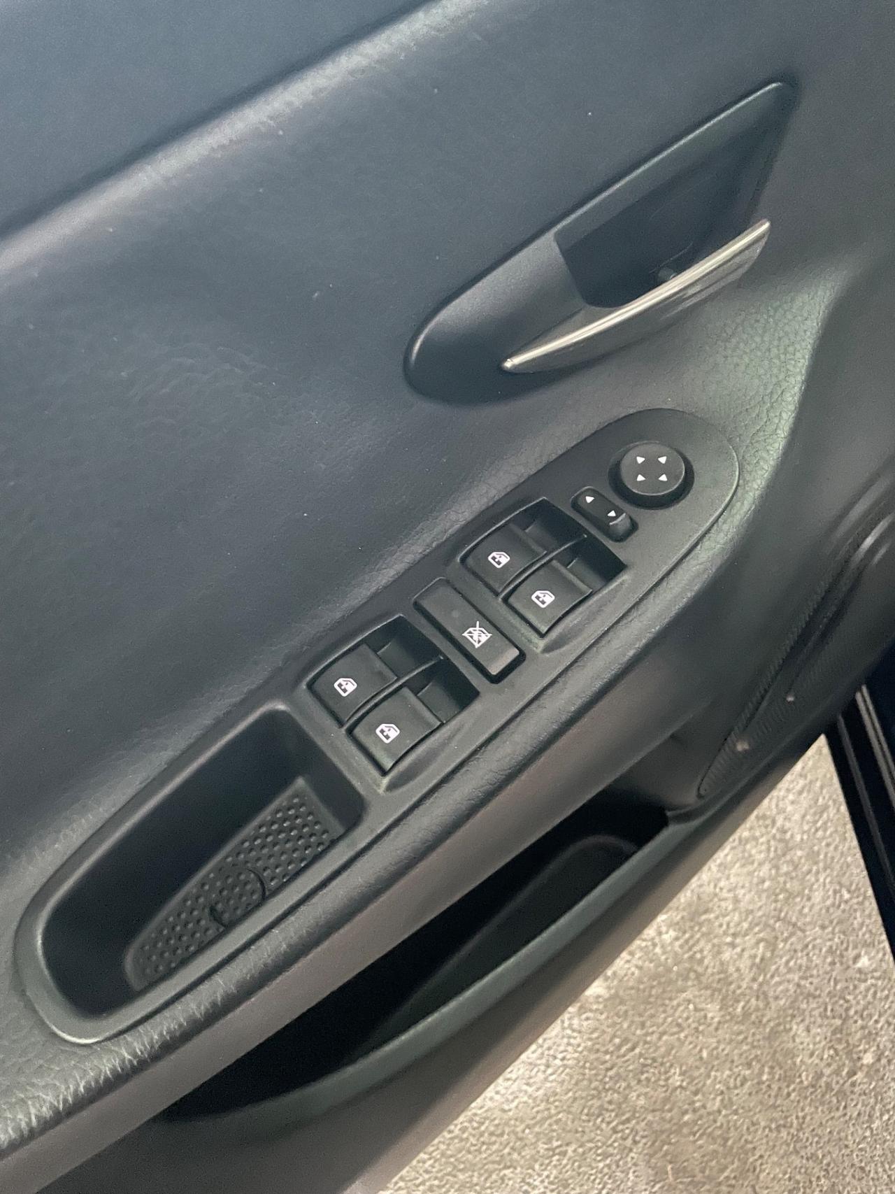 Lancia Ypsilon 1.2 69 CV 5 porte GPL Ecochic Unyca tetto nav sensori pelle