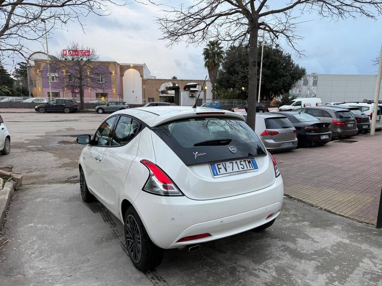 Lancia Ypsilon KM. 12.000! 1.2 BENZ. GOLD