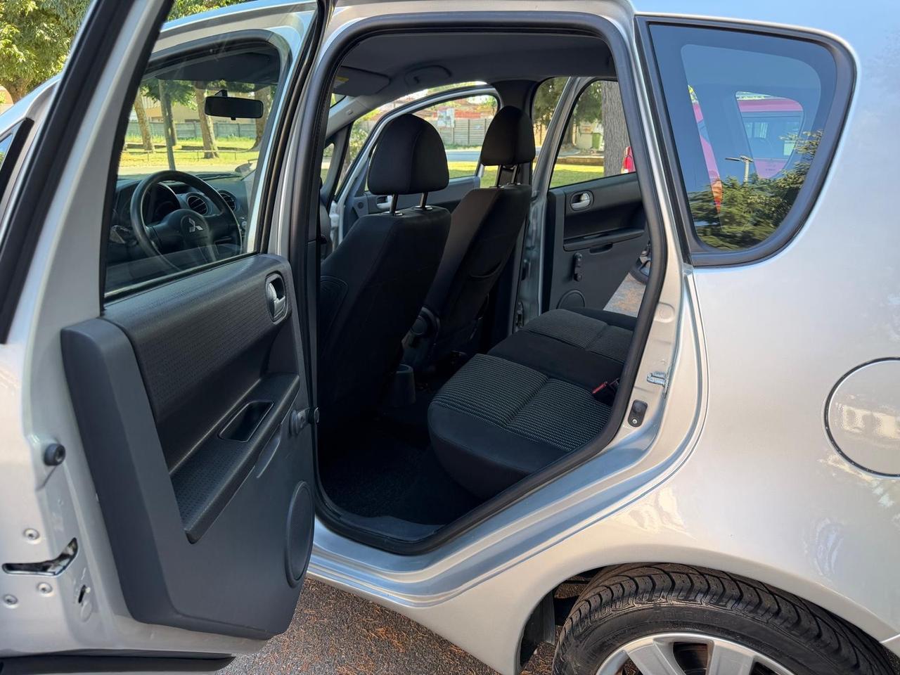 Mitsubishi Colt 1.5BENZINA 110cv automatica