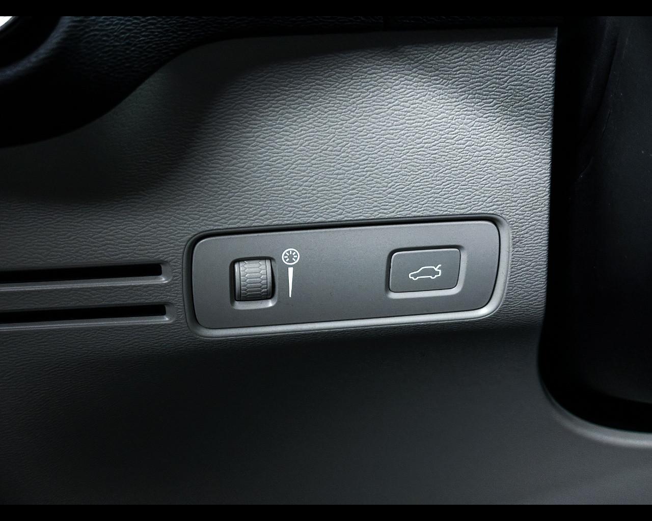 VOLVO XC40 (2017-->) - XC40 T2 Geartronic Momentum Pro N1