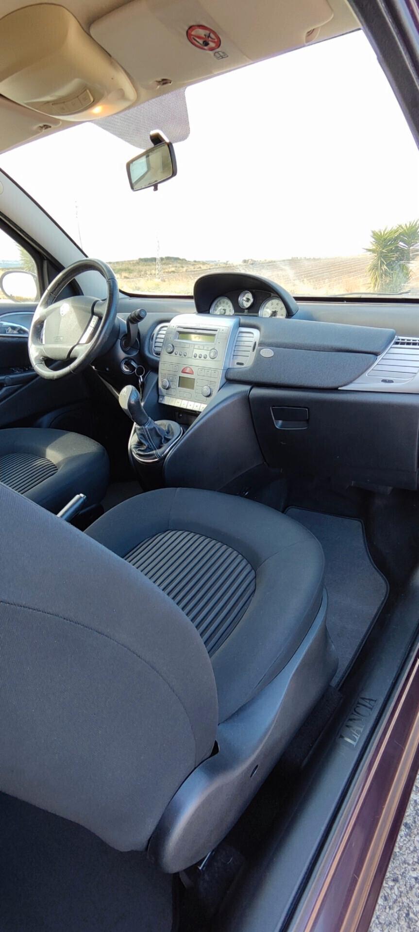 Lancia Ypsilon 1.3 MJT 75 CV Versus