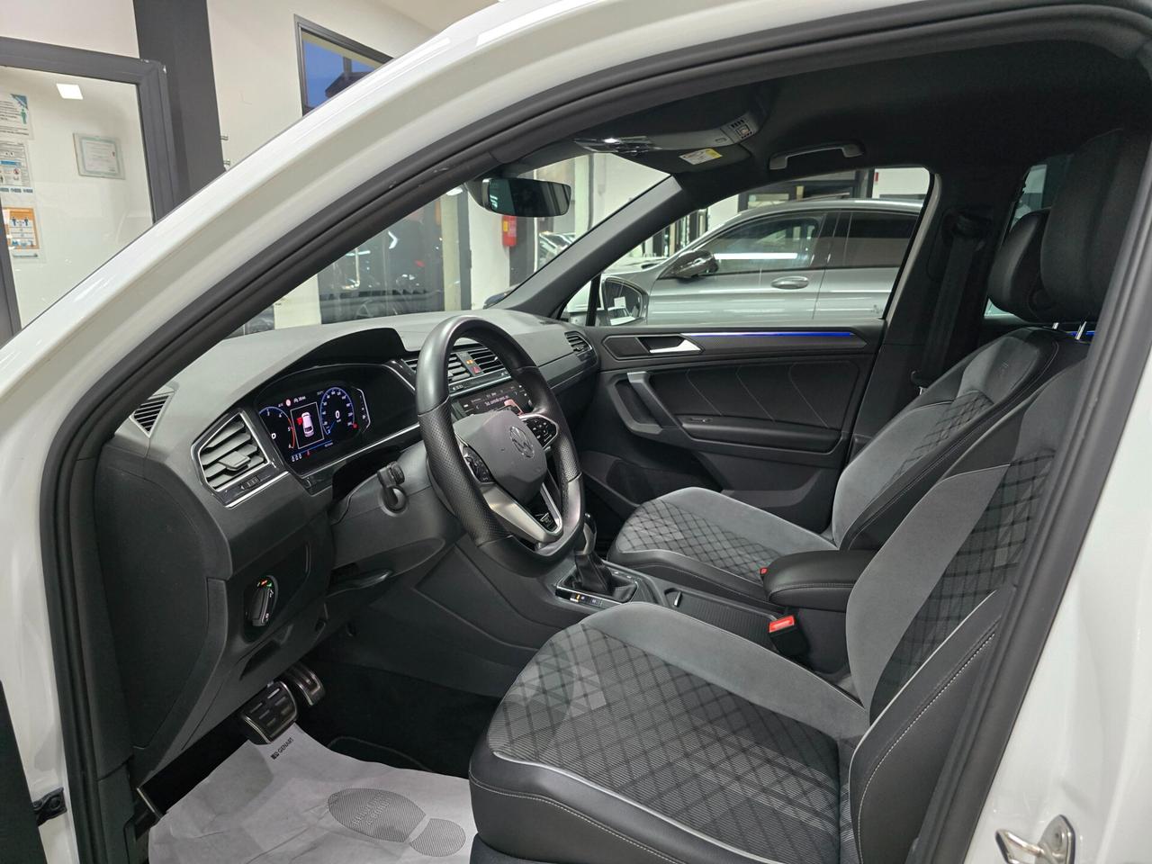 Volkswagen Tiguan 2.0 TDI 150 CV SCR DSG R-Line (Camera 360)