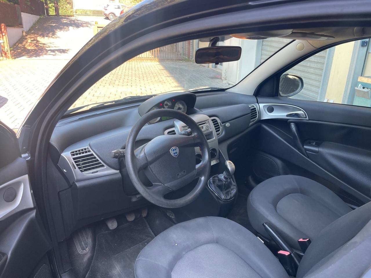 Lancia Ypsilon 1.2 69 CV Unyca