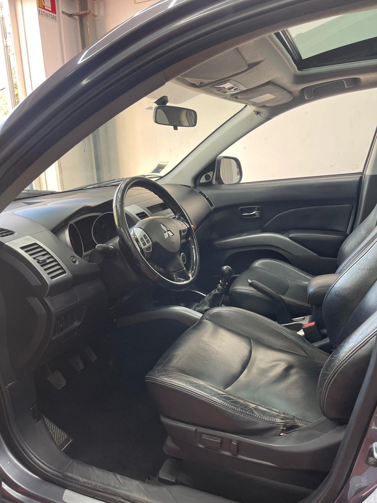 Mitsubishi Outlander 2.0d 4X4 GANCIO TRAINO 7 POSTI