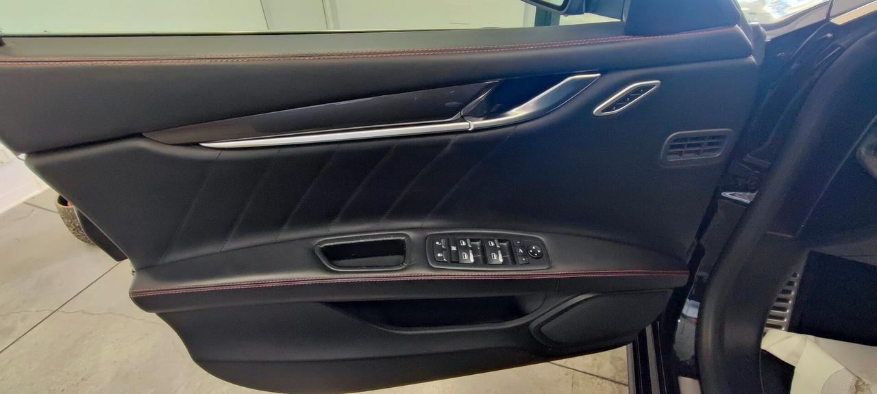Maserati Ghibli V6 430 CV Q4 Gransport