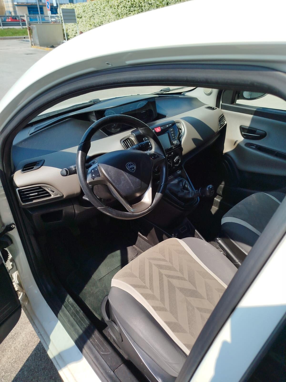 Lancia Ypsilon 1.2 69 CV 5 porte Gold