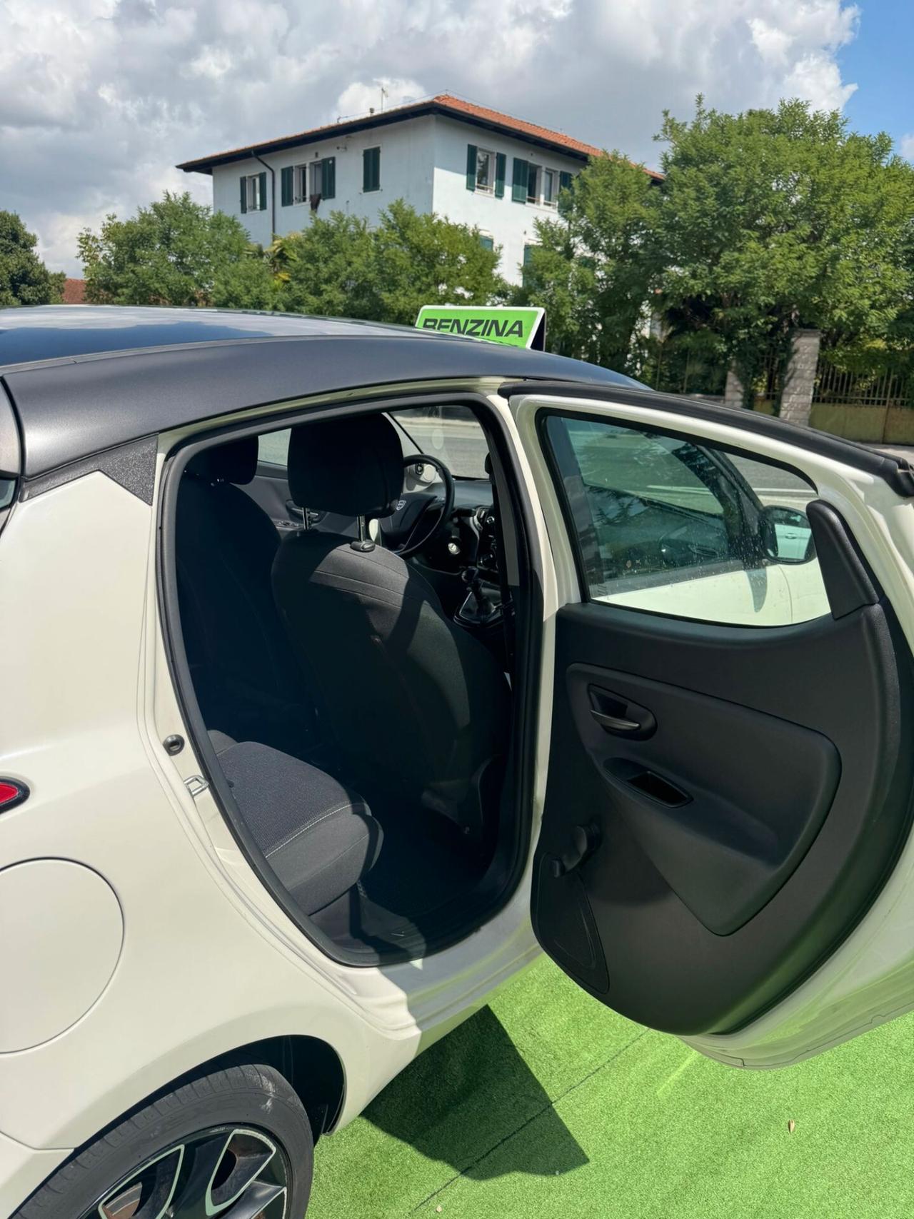 Lancia Ypsilon 1.2 69 CV 5 porte S Momodesign