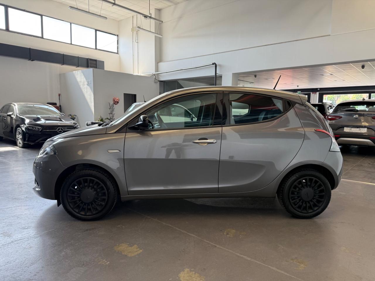 Lancia Ypsilon 1.0 FireFly 5 porte S&S Hybrid Ecochic Silver