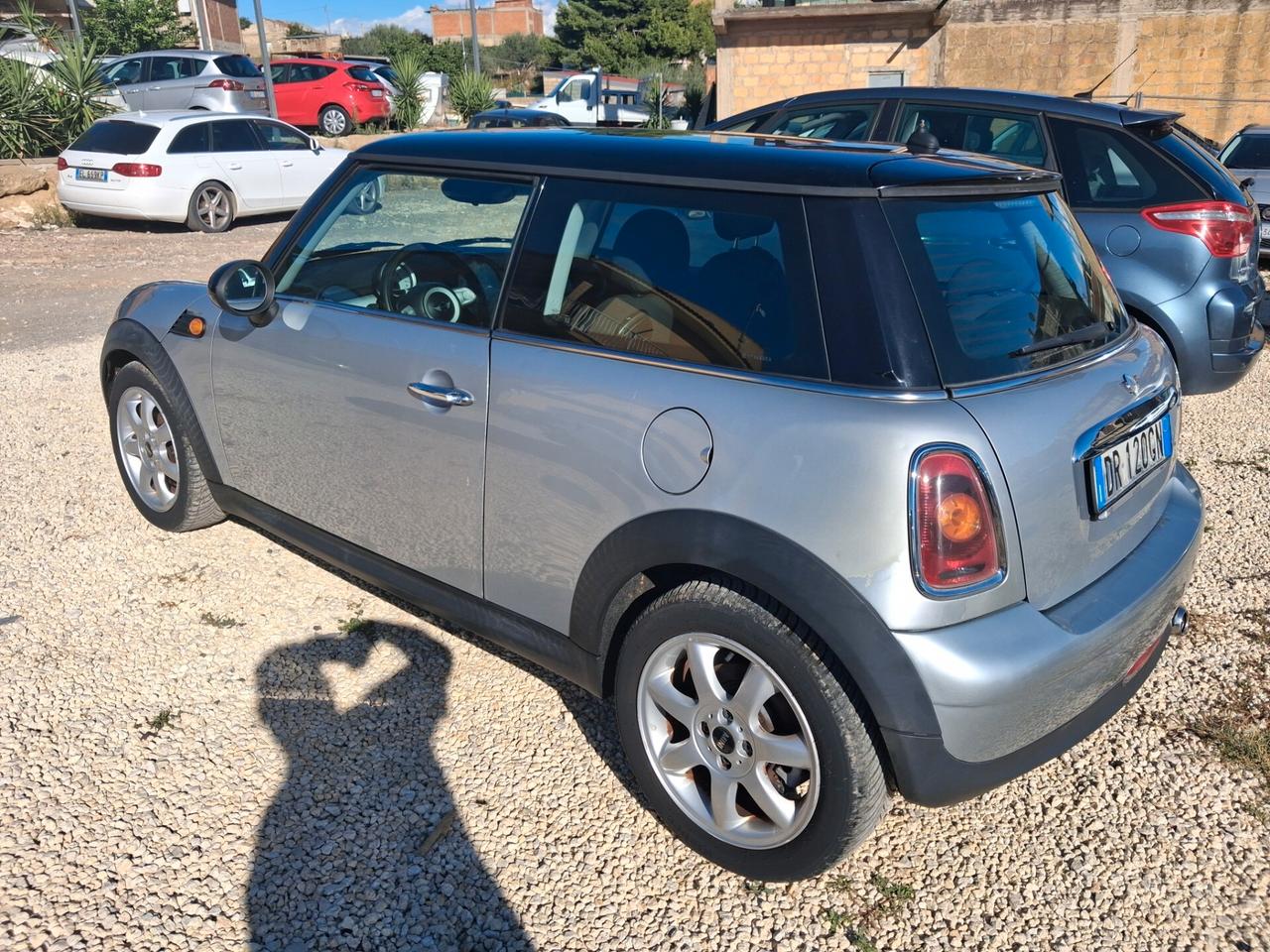 Mini Cooper 1.6 benzina tenuta benissimo