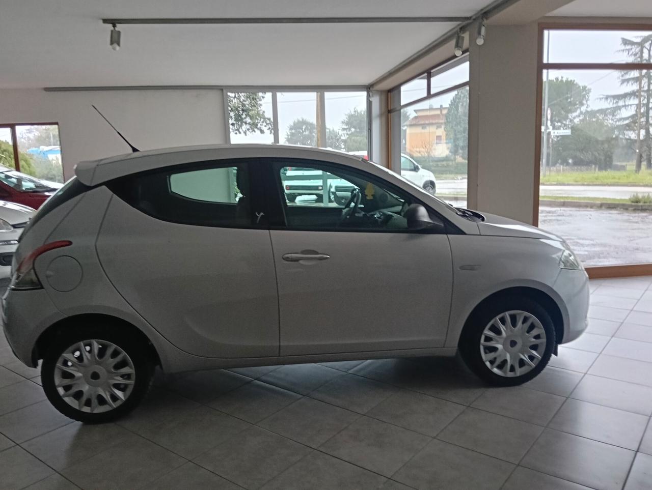Lancia Ypsilon 1.2 69 CV 5 porte S&S Silver