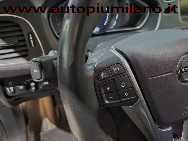 VOLVO V40 D3 Momentum