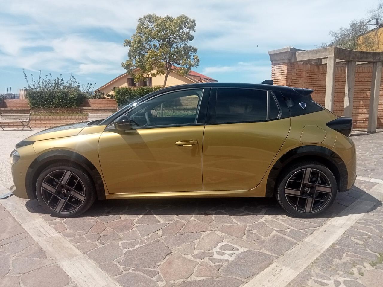 Lancia Ypsilon Hybrid e-DCT LX 2024