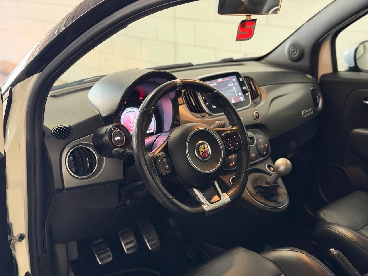 Abarth 595 1.4 Turbo T-Jet 165 CV Scorpioneoro
