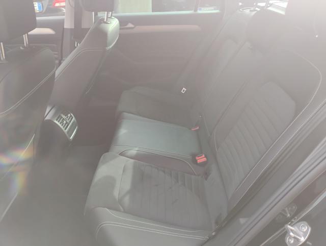 VOLKSWAGEN Passat Variant 2.0 TDI SCR EVO DSG Executive R-LINE