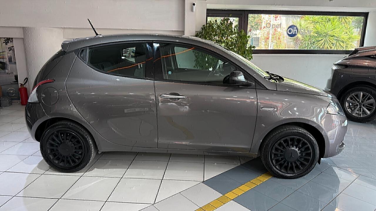 Lancia Ypsilon 1.0 FireFly 5 porte S&S Hybrid Silver