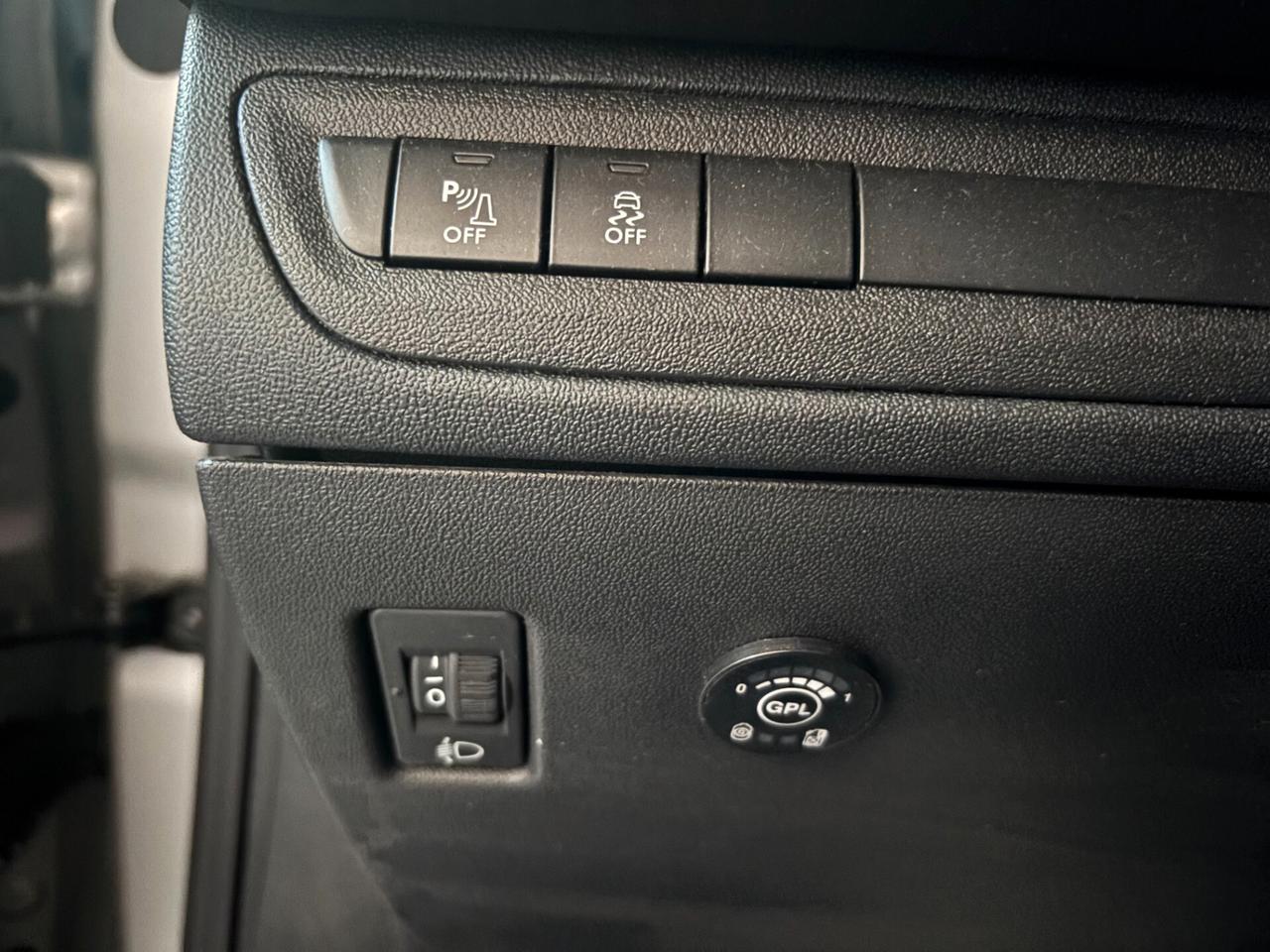 Peugeot 208 PureTech 82 5p. GPL Allure