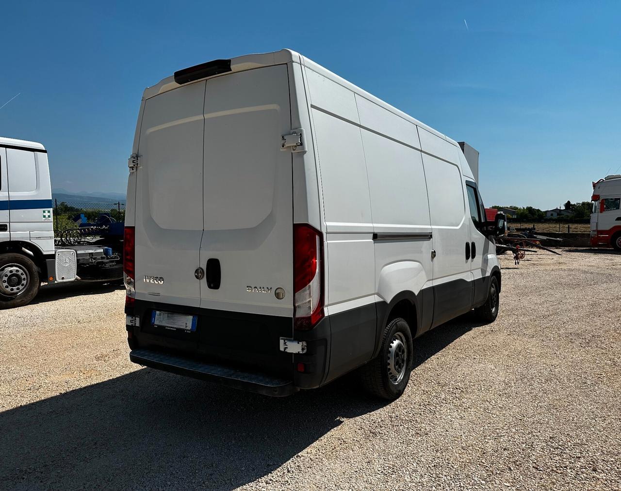 Iveco Daily 35S14 Euro6B / cambio manuale / aria condizionata / ABS
