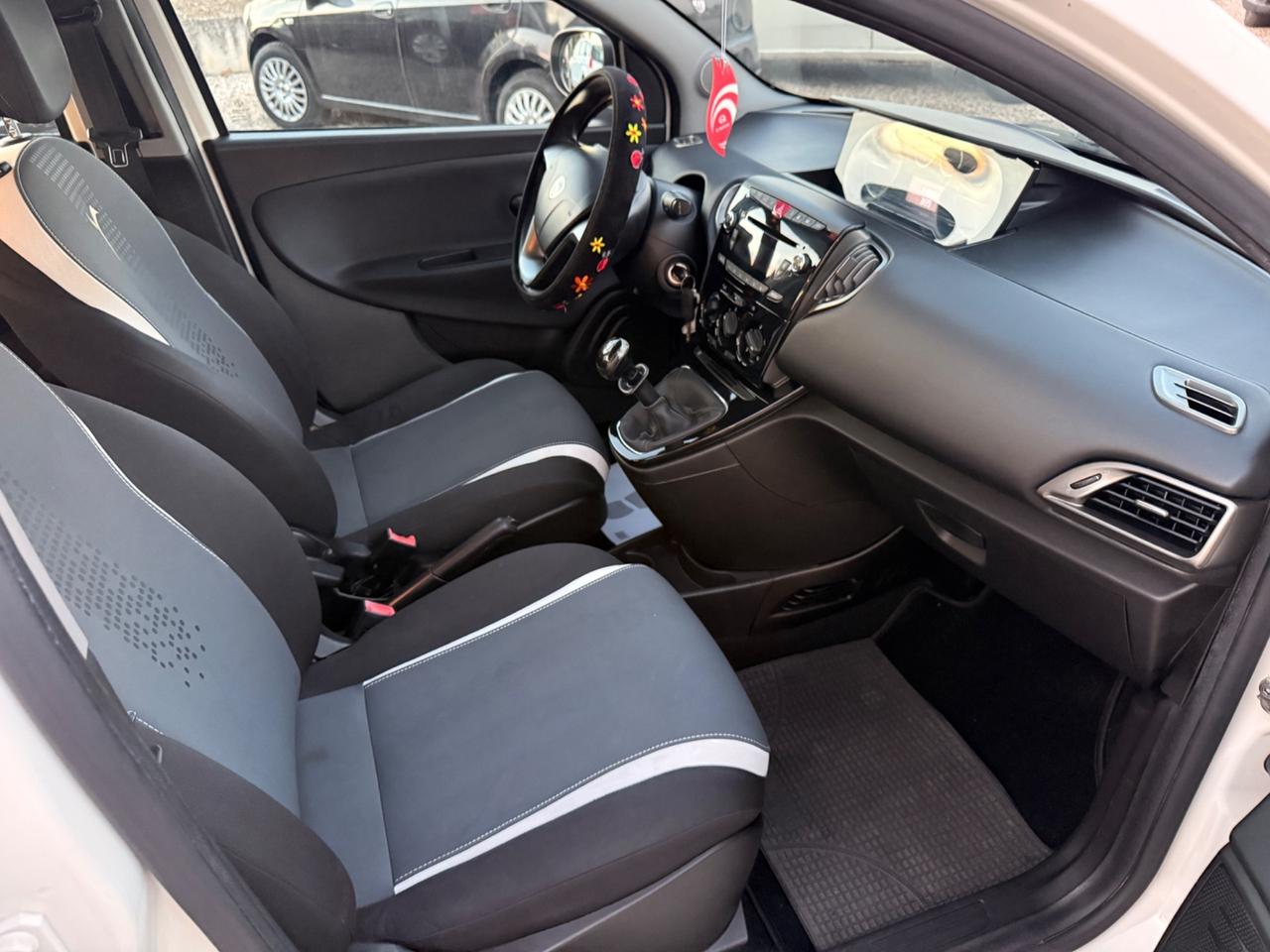 Lancia Ypsilon 0.9 TwinAir 85 CV 5 porte Metano Ecochic Elle