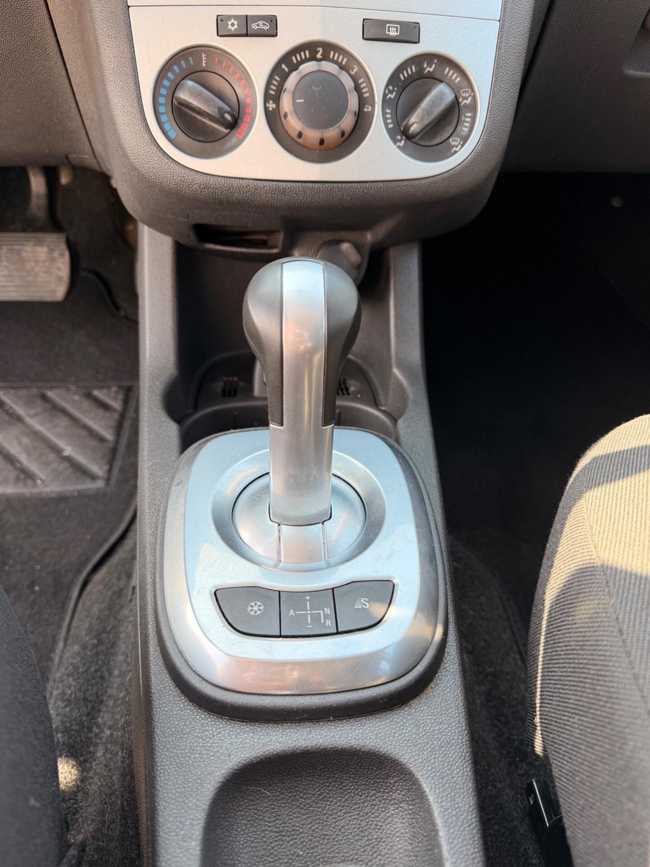 Opel Corsa 1.2 5 porte Club CAMBIO AUTOMATICO