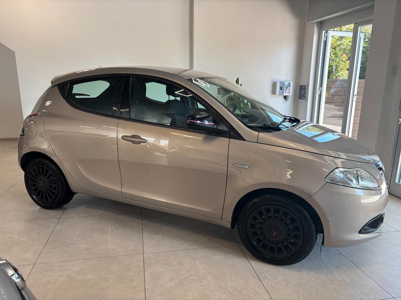 Lancia Ypsilon 0.9 TwinAir 85 CV 5 porte S&S DFN Platinum