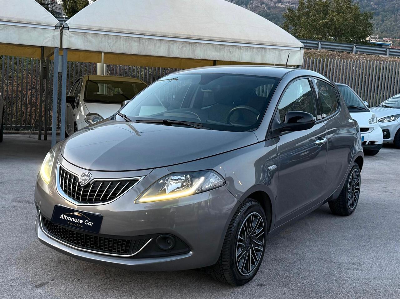 Lancia Ypsilon 1.0 FireFly S&S Hybrid Silver