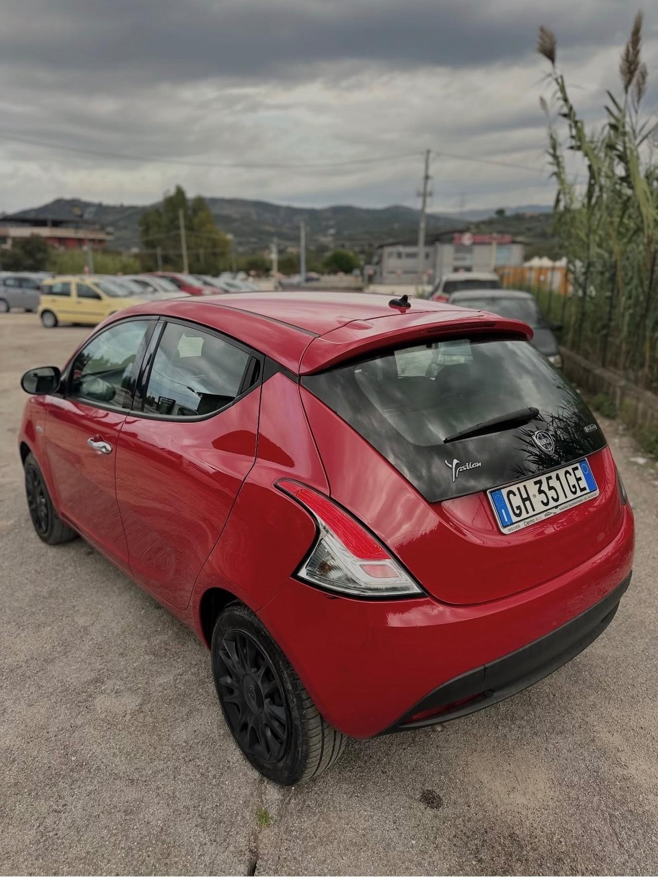 Lancia Ypsilon 1.0 FireFly 5 porte S&S Hybrid Silver