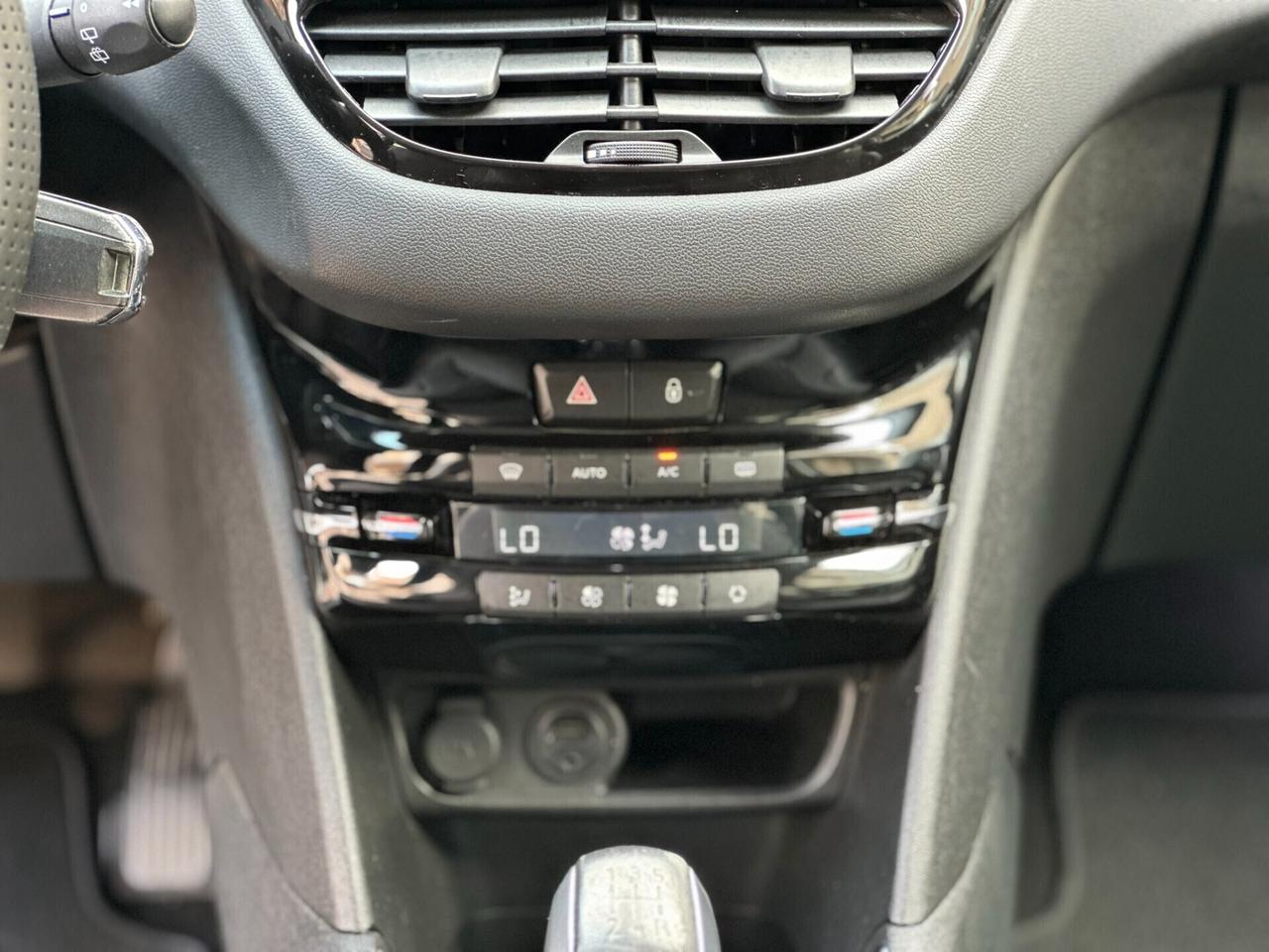 Peugeot 208 1.2 VTi CV 82 OK neopatentati