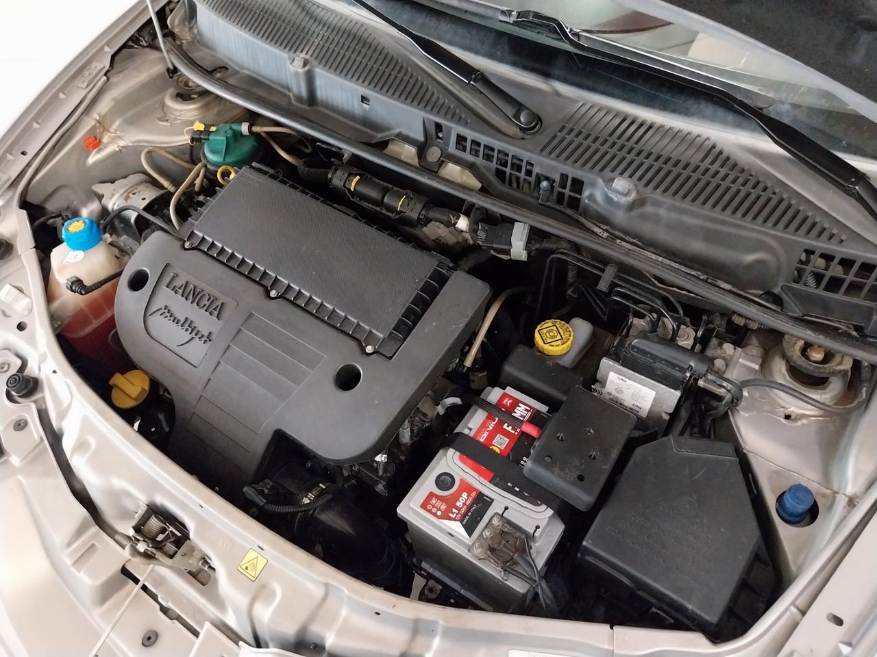 Lancia Ypsilon 1.3 MJT 75 CV VERSUS automativa - ok neopatentati