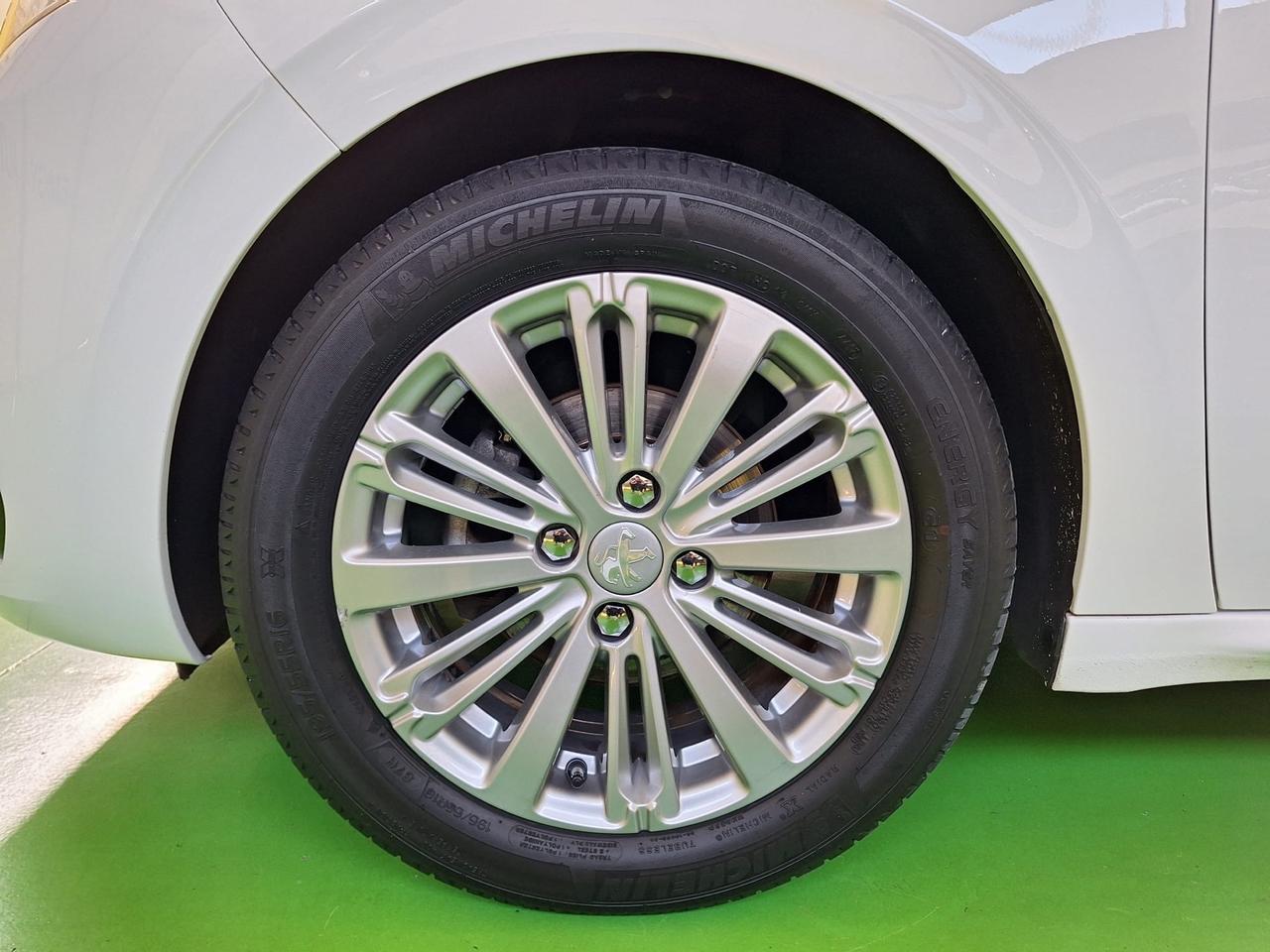 Peugeot 208 PureTech 82 5 porte Allure