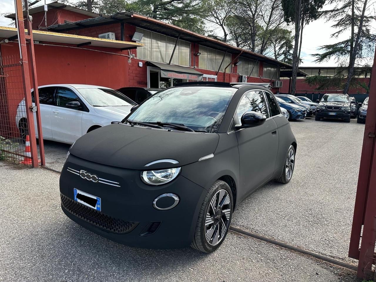 Fiat 500 La Prima Cabrio 42 kWh nera opaca full led prezzo promo
