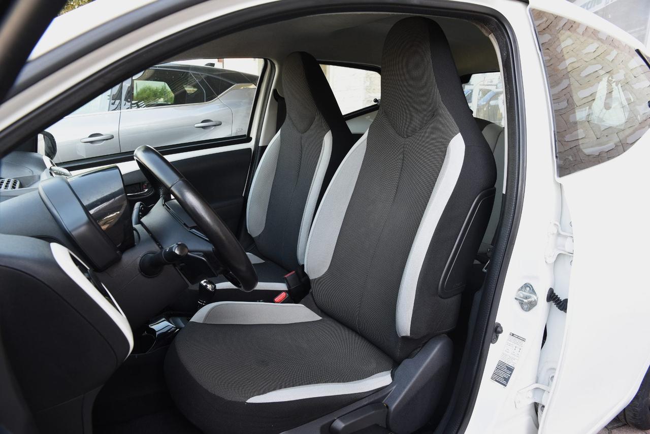 Toyota Aygo 1.0 x-play m-mt 51 Kw 69 cv