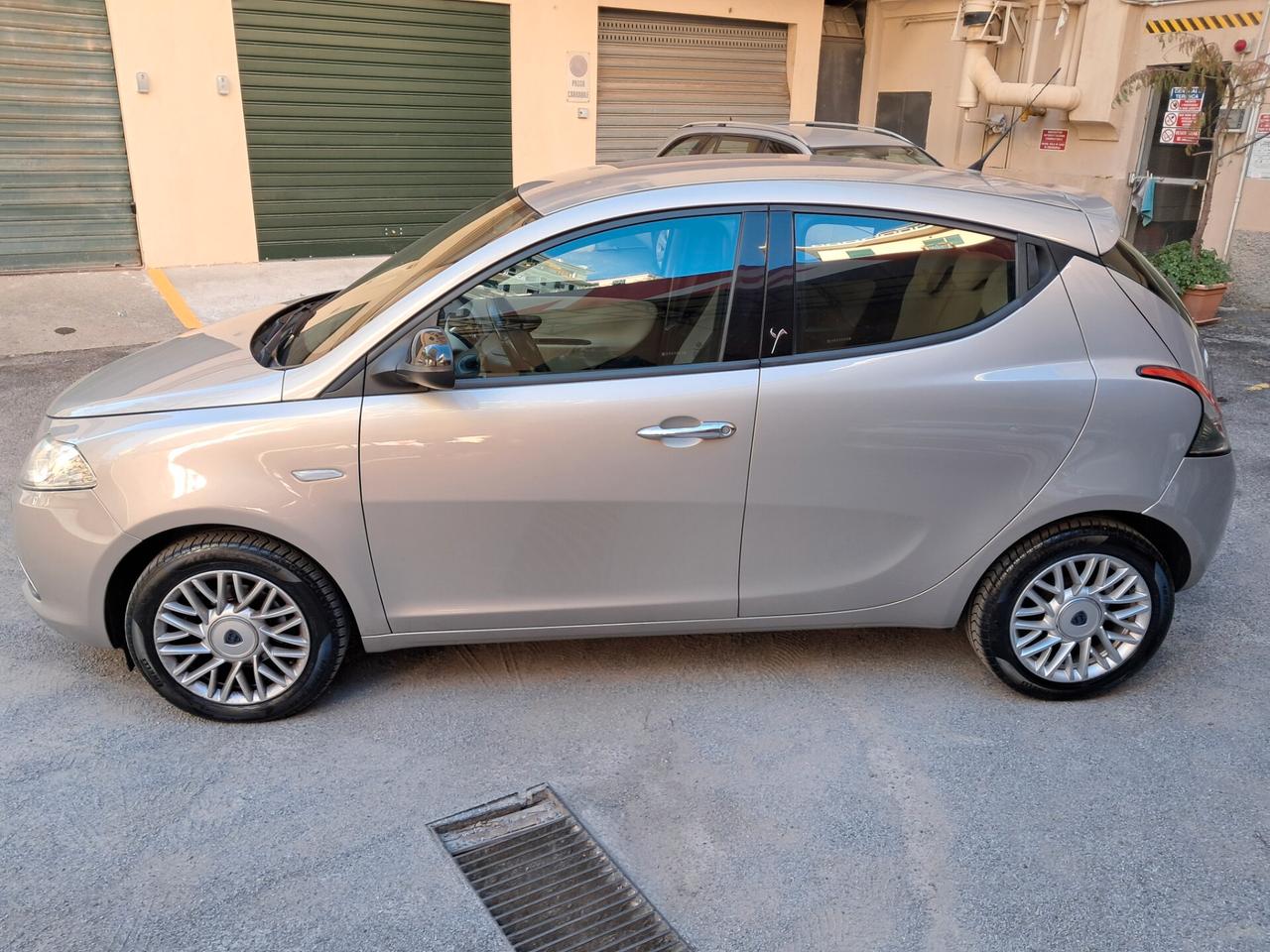 Lancia Ypsilon 1.2 69 CV 5 porte Gold