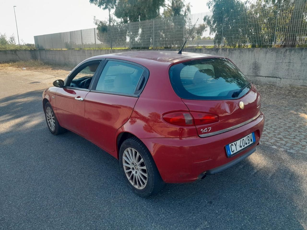 Alfa Romeo 147 1.9 JTD M-JET 16V rossa
