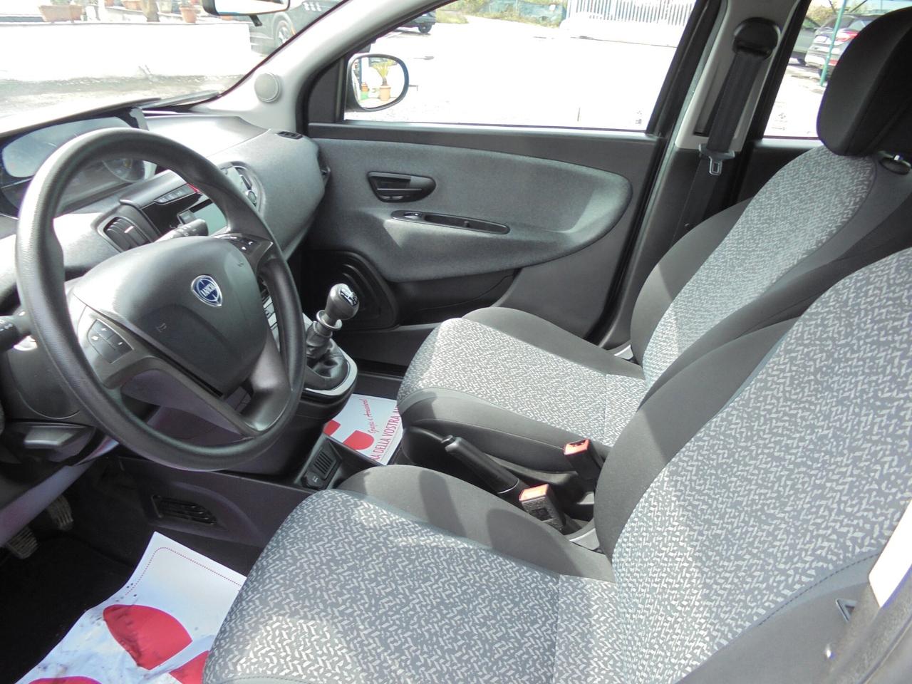 Lancia Ypsilon 1.0 FireFly 5 porte S&S Hybrid Silver