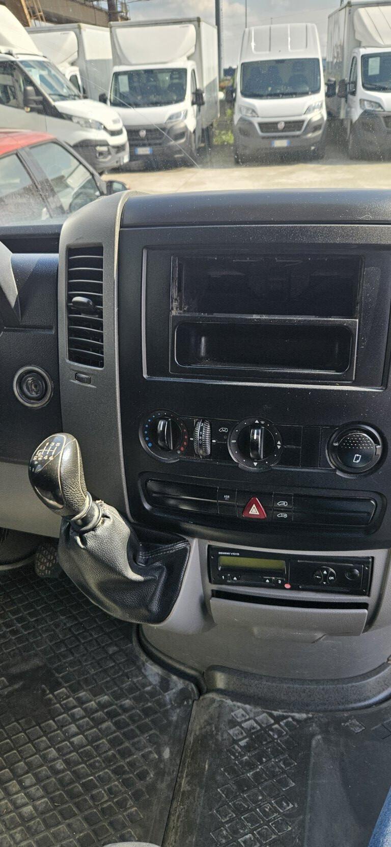 MERCEDES 209 CDI CON GANCIO TRAINO - NON MARCIANTE - VENDITA ESCLUSIVA A COMMERCIANTI DI AUTO!