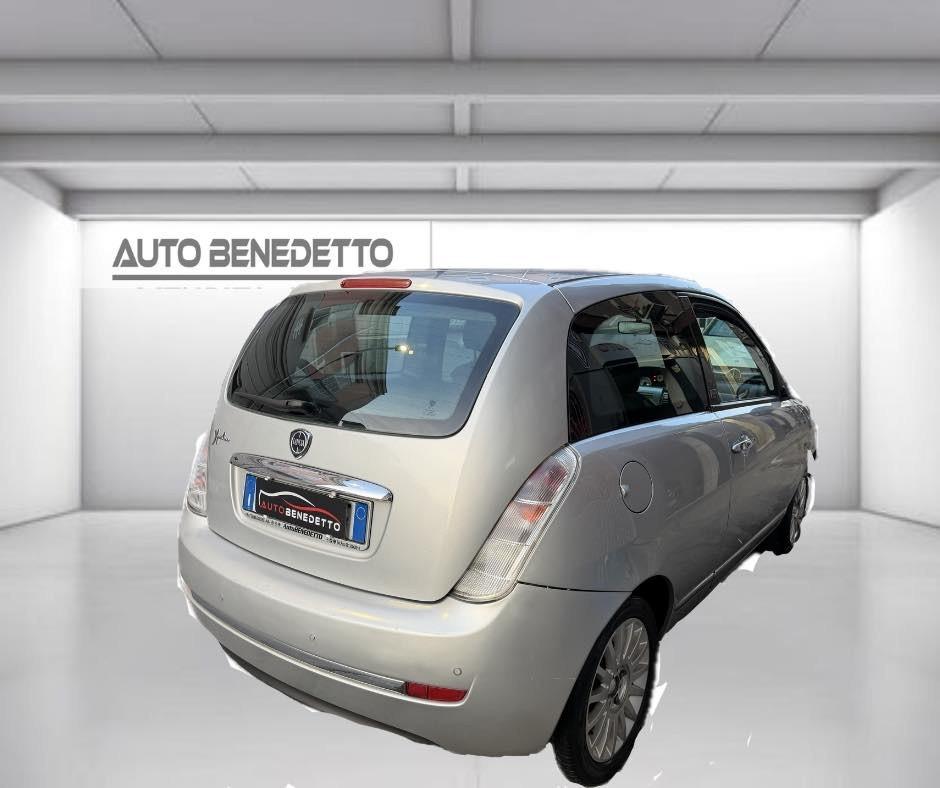 Lancia Ypsilon 1.2 69 CV Silver 10.2012