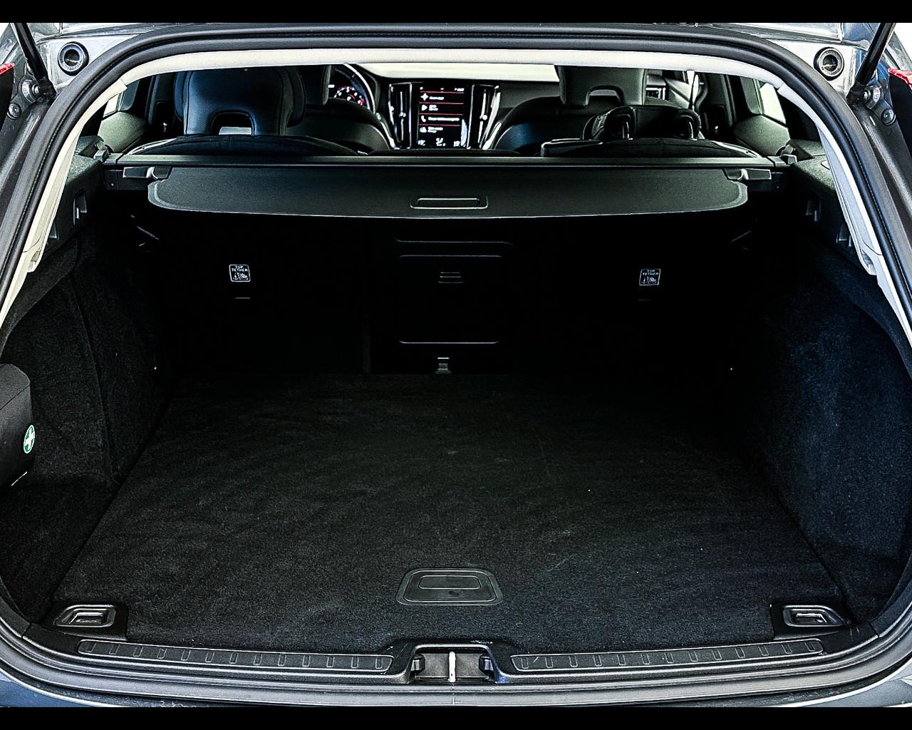 VOLVO V60 (2018-->) - V60 D3 Geartronic Momentum Business