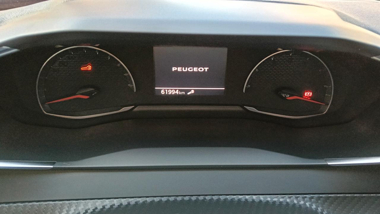 PEUGEOT 2008 1.2 BENZ-RETROC-NAVI