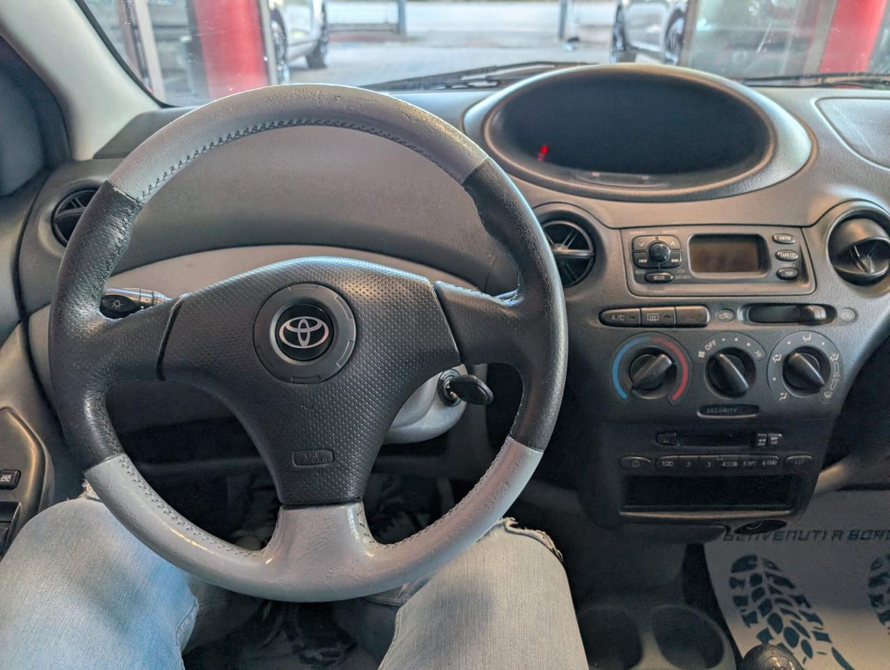 Toyota Yaris 1.0i 16V cat 5 porte Sol