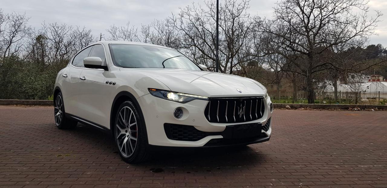 Maserati Levante V6 Diesel 275 Granlusso,pelle rossa,cerchi 21,navi,fari led bixeno,retrocamera,vetri scuri