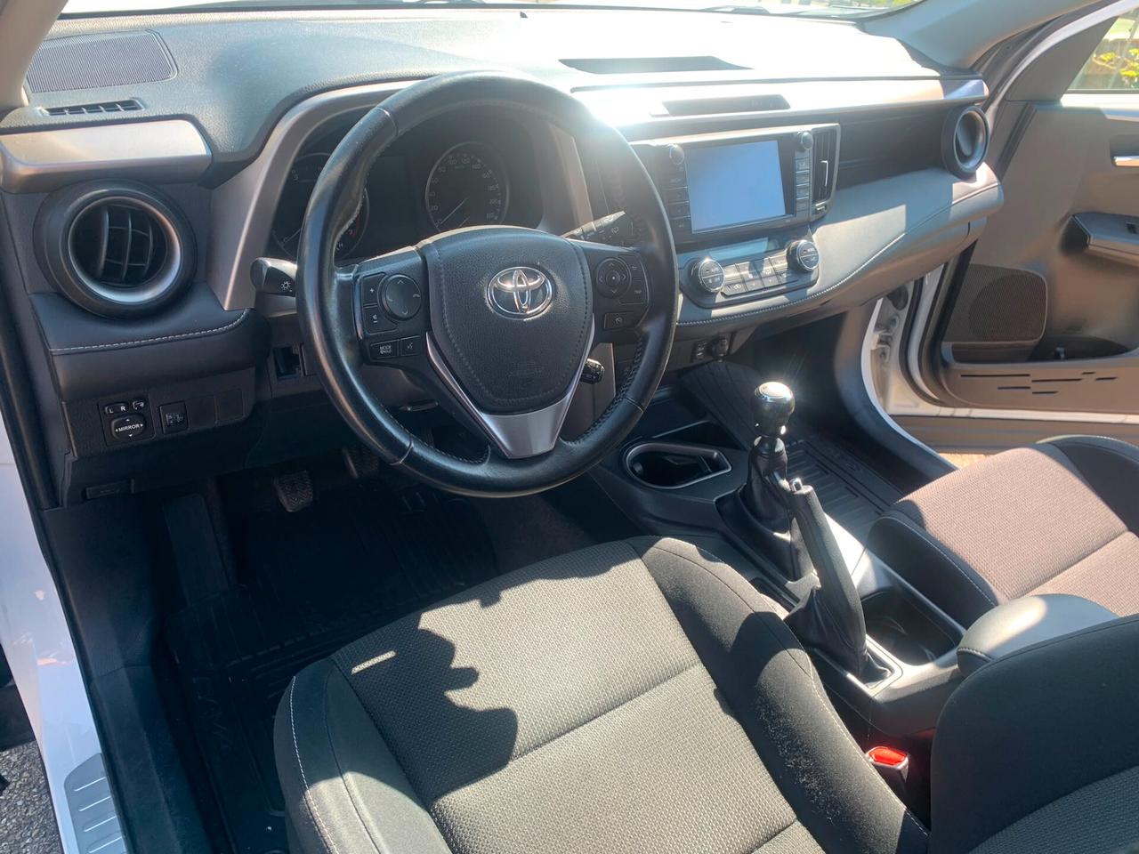 Toyota RAV 4-TDI 2R 107000 km-anno 2016-tagliandato-suv-sicuro spazioso in ottime condizioni