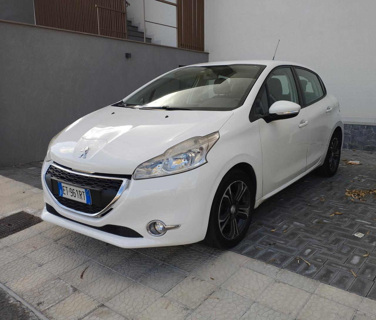 Peugeot 208 1.4 HDi 68 CV 5 porte Allure