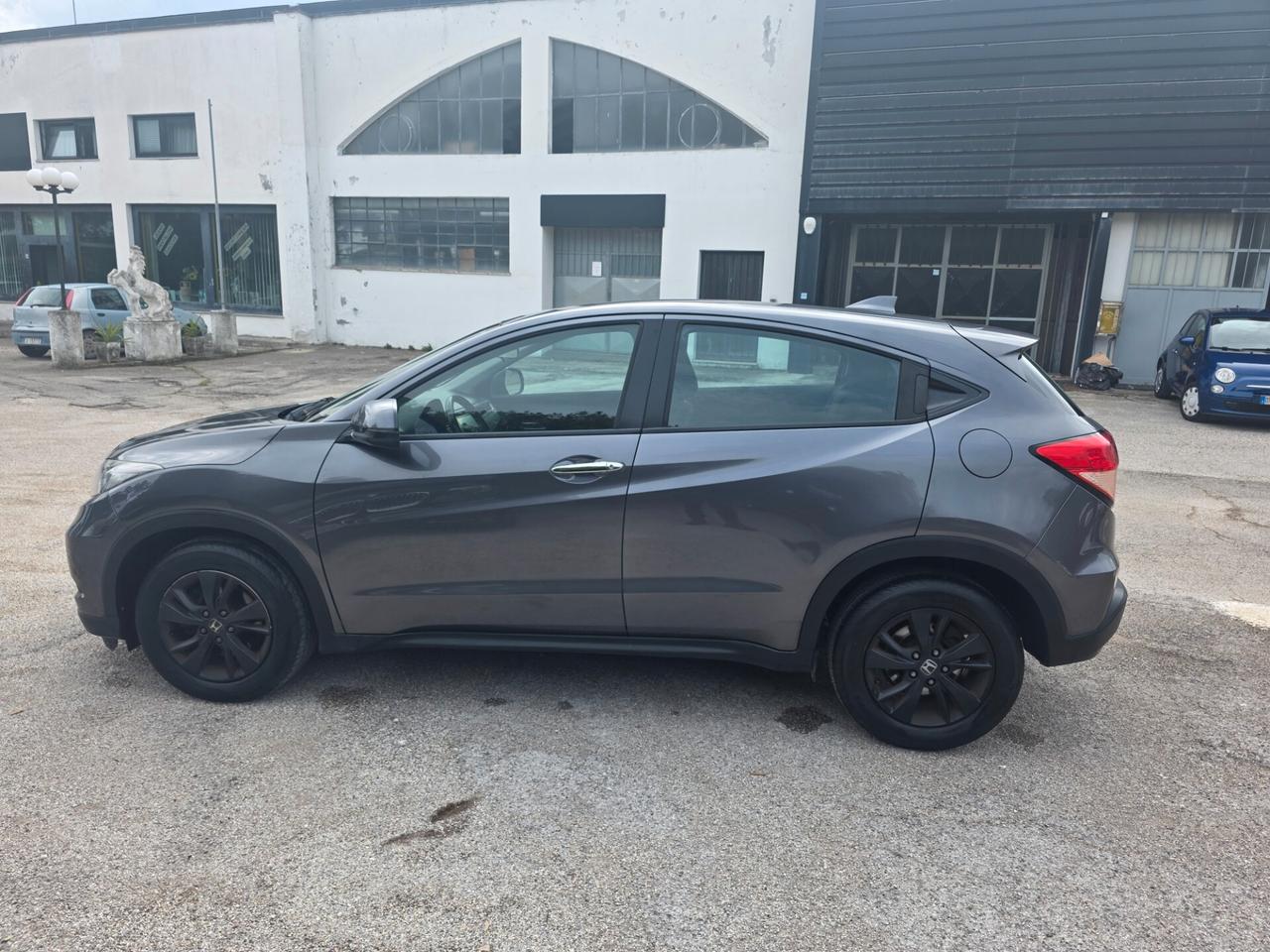 Honda HR-V Neo patentati 105000 kmHonda H-RV 1.6 disel 120 cavalli 88kw anno 2016 cambio manuale a 6 marce tagliando eseguito gomme al 85% interni perfetti esterni ottimi con un litro di gasolio si percore circa 20- 22 km lauto dispone di : Cerchi in lega