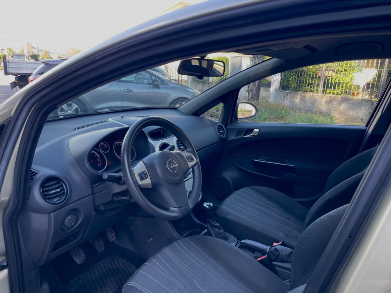 Opel Corsa 1.2 5 porte Cosmo per Neopatentati