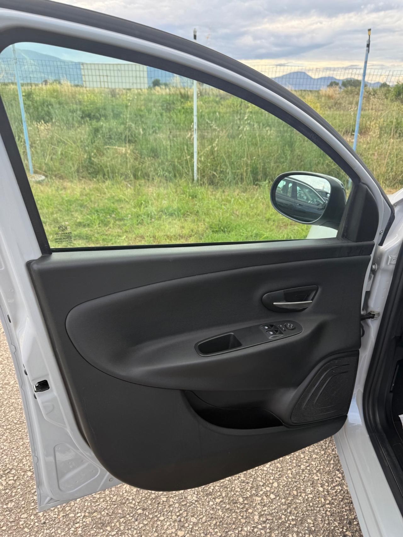 Lancia Ypsilon 1.2 69 CV 5 porte GPL Ecochic Silver