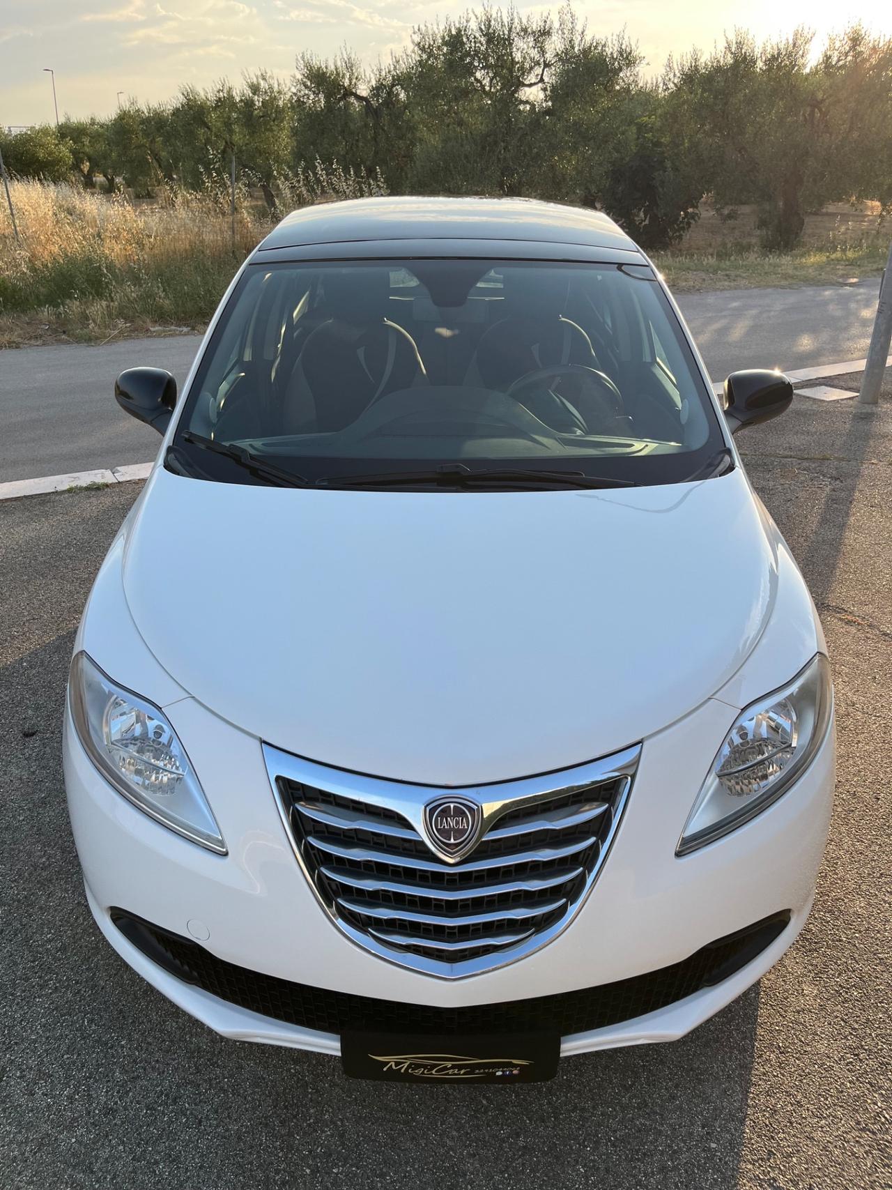 Lancia Ypsilon 1.2 69 CV 5 porte S&S Silver tetto panoramico