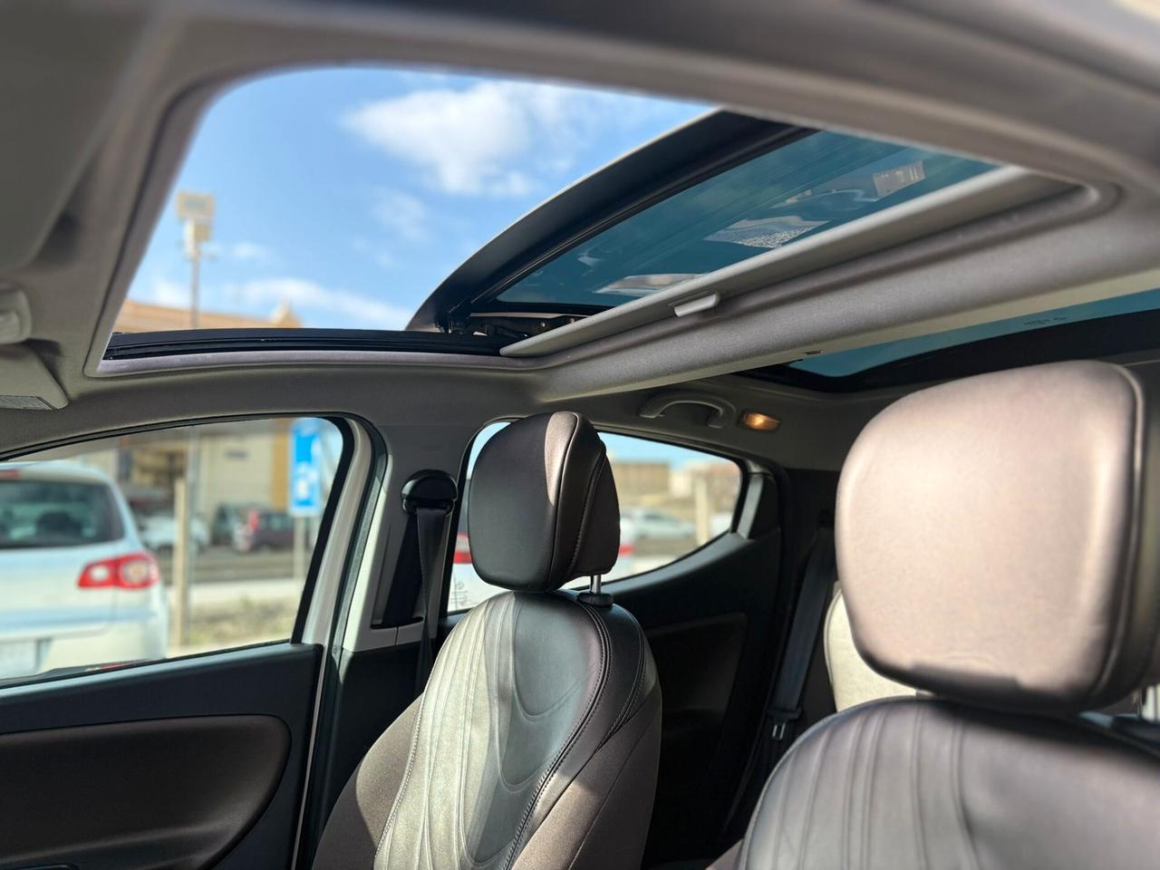 Lancia Ypsilon 0.9 TwinAir 85 CV 5 porte S&S Black&Red