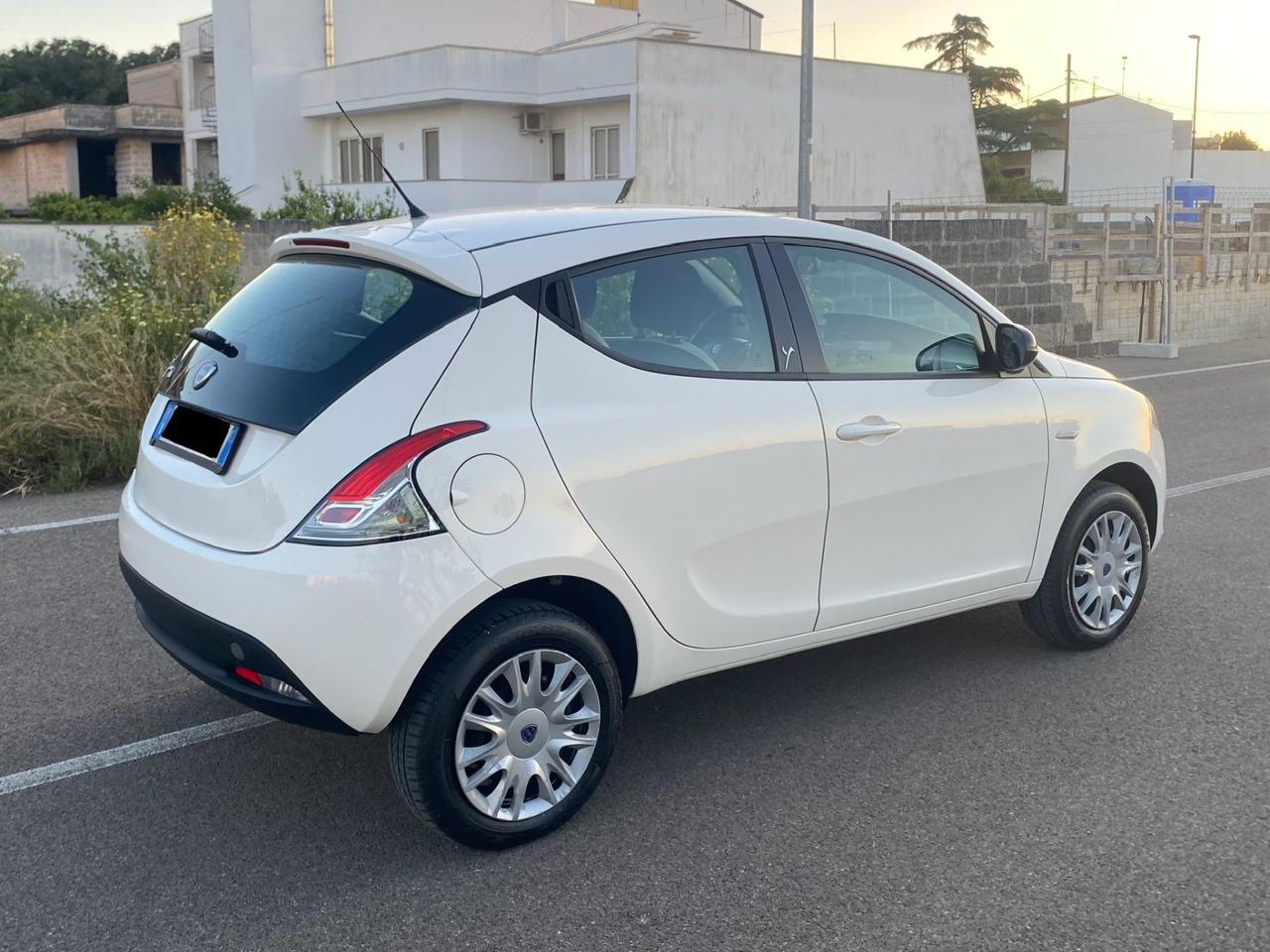 Lancia Ypsilon 0.9 TwinAir 85 CV 5 porte Metano Ecochic Silver