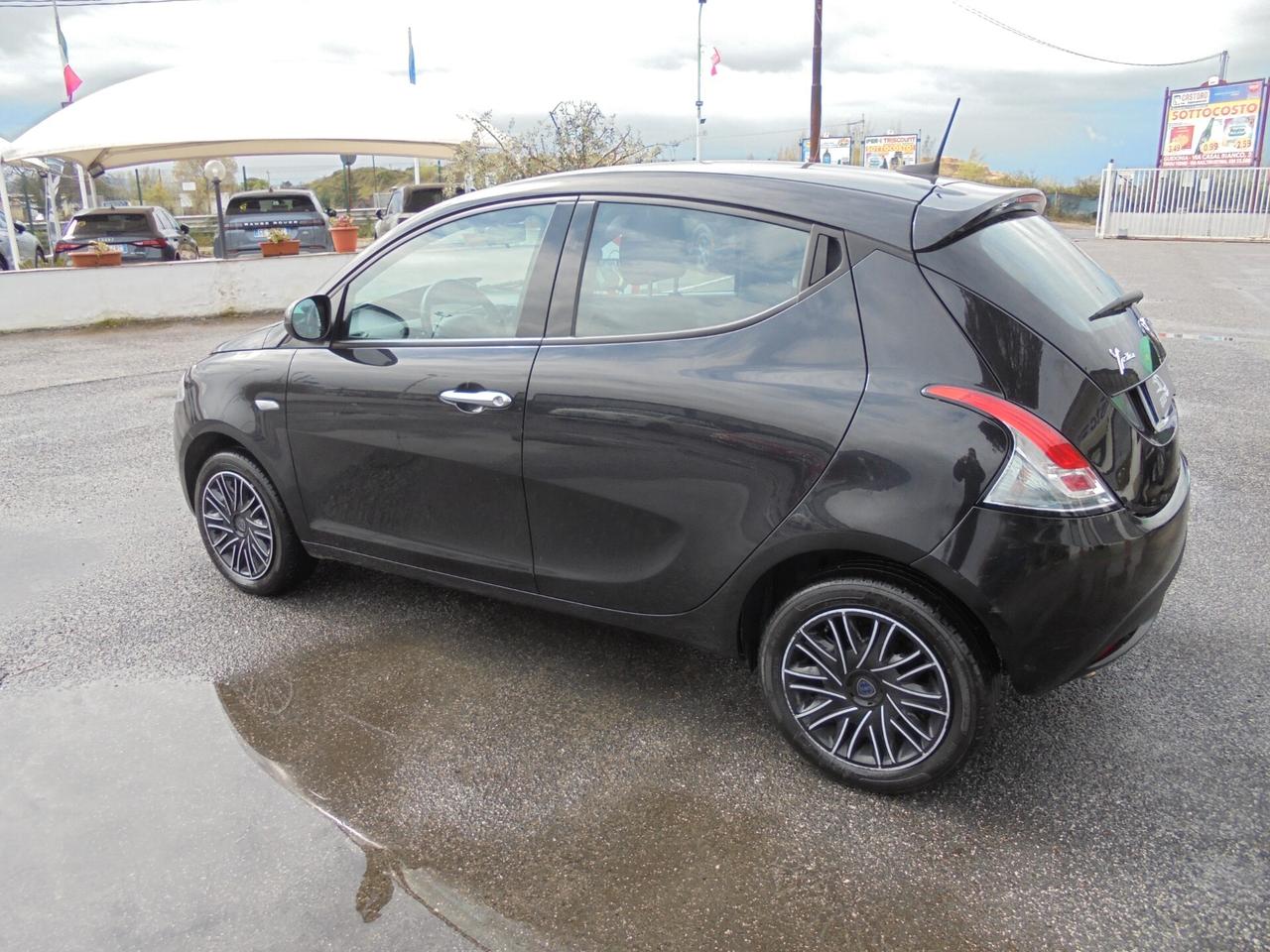 Lancia Ypsilon 1.0 FireFly 5 porte S&S Hybrid Silver