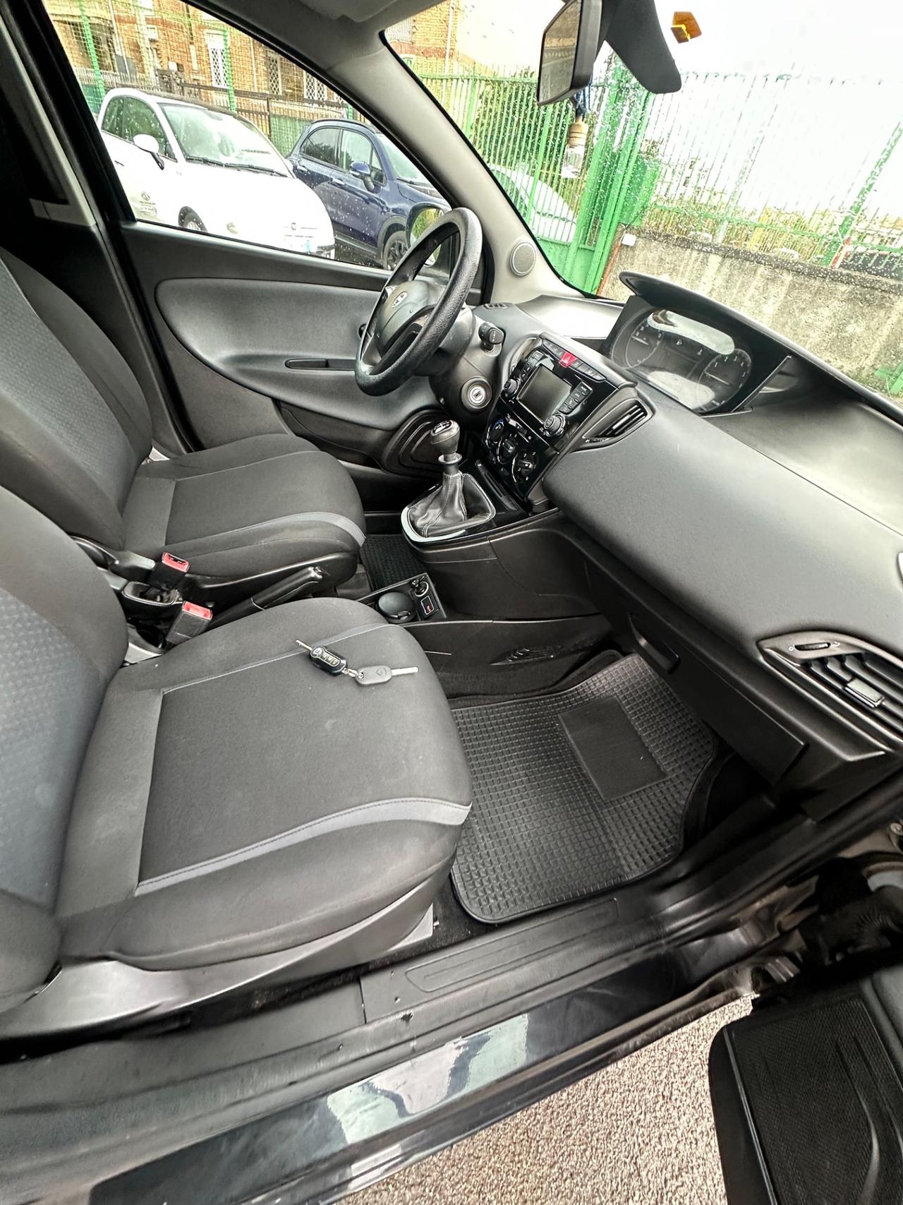 Lancia Ypsilon 1.2 69 CV 5 porte Unyca